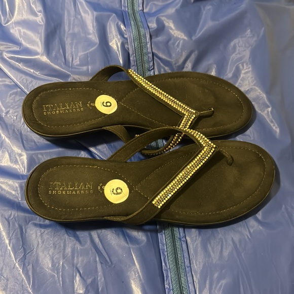 Black sandals with rhinestones, size 9, small for a size 9 - Picture 2 of 3